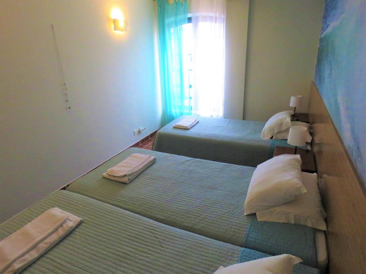 Supertubos Beach Hostel Atouguia Da Baleia Luaran gambar