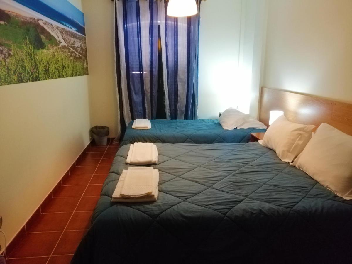 Supertubos Beach Hostel Atouguia Da Baleia Luaran gambar