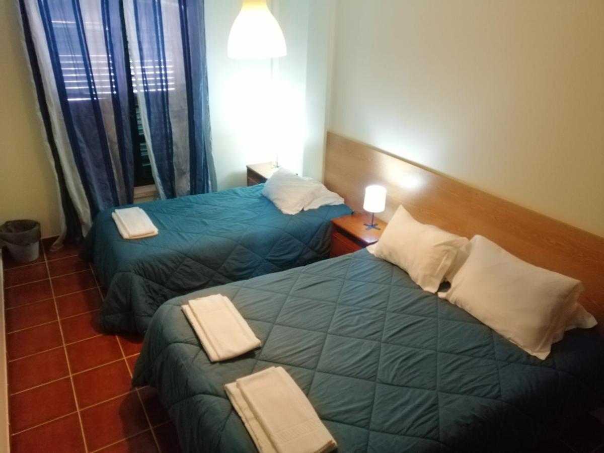 Supertubos Beach Hostel Atouguia Da Baleia Luaran gambar