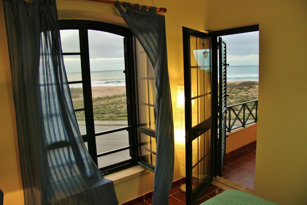 Supertubos Beach Hostel Atouguia Da Baleia Luaran gambar