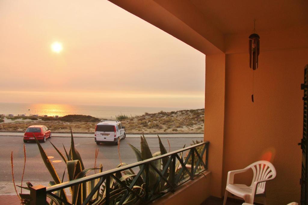 Supertubos Beach Hostel Atouguia Da Baleia Luaran gambar