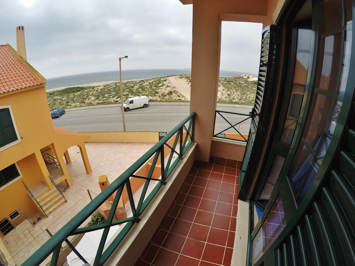 Supertubos Beach Hostel Atouguia Da Baleia Luaran gambar