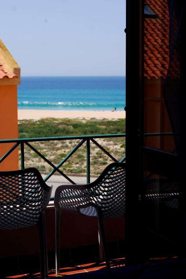 Supertubos Beach Hostel Atouguia Da Baleia Luaran gambar